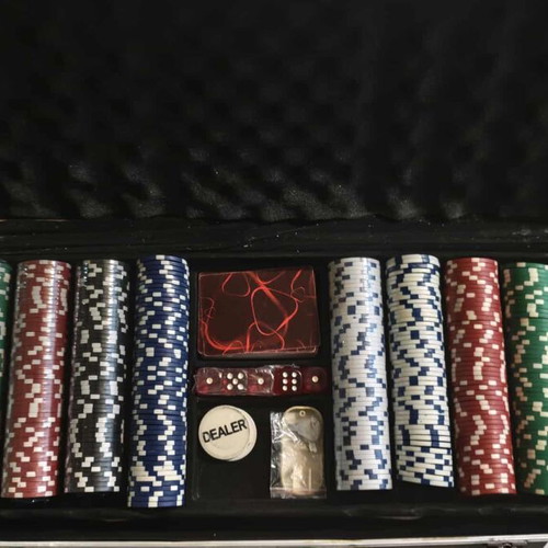 Poker set in metal case like new