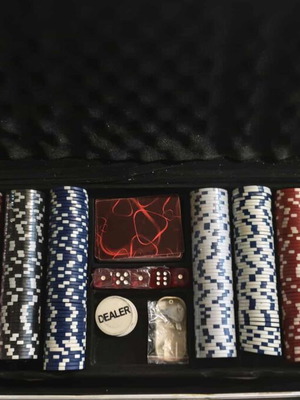 Poker set in metal case like new