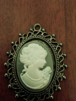 Cameo pendant like new with metal ornate frame