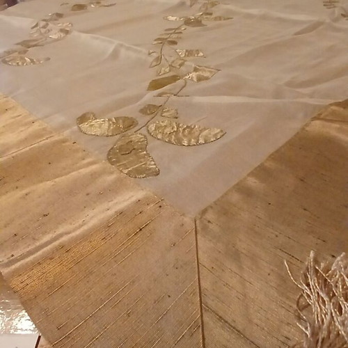 Tablecloth like new with embossed design 1.15x1.15