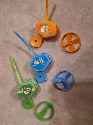 Spinning tops with keys and launchers like new, in 3 colors