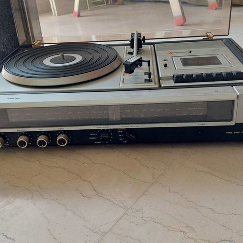 Vintage Hi-Fi turntable, cassette player and stereo radio Philips used from 1978