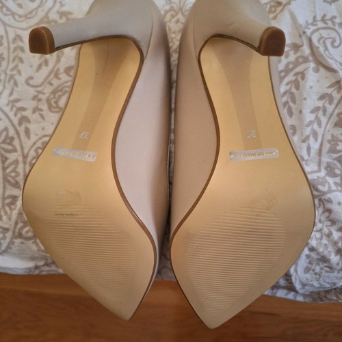 Migato leather pumps size 37 like new, beige