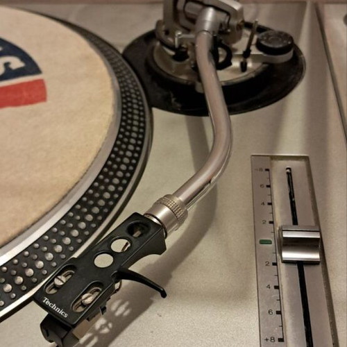 Technics SL-1200 MK2 turntable used, with dust cover and headshell