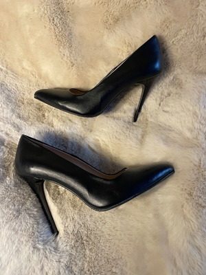 Black leather stilettos with pointed toe, size 41, like new