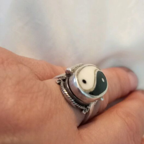 Silver 925 ring used with secret compartment and enamel