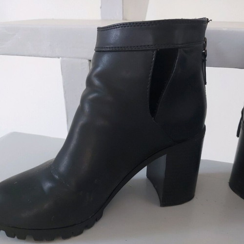 Black ankle boots with heel Pull & Bear like new condition