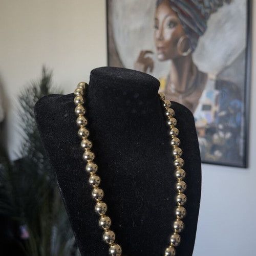 Gold necklace with pearls
