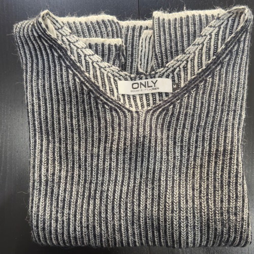Only ribbed knit sweater with V neck, like new, size M, grey/black melange