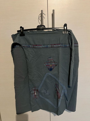 Φούστα Helmi σαν καινούργιο με διαχρονικό σχεδιασμό