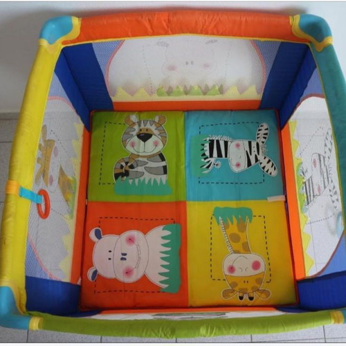 Baby playpen like new, foldable with case