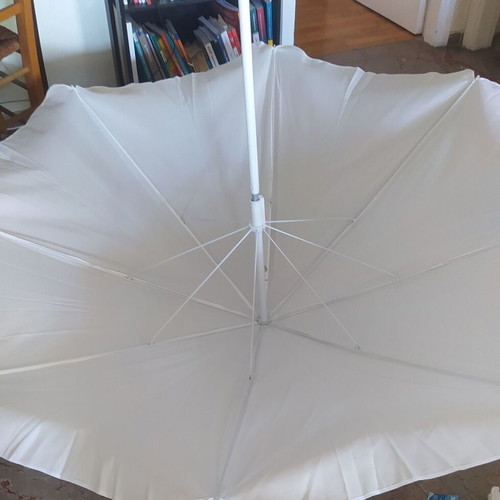 Escape Beach Umbrella 2m white like new with carrying case