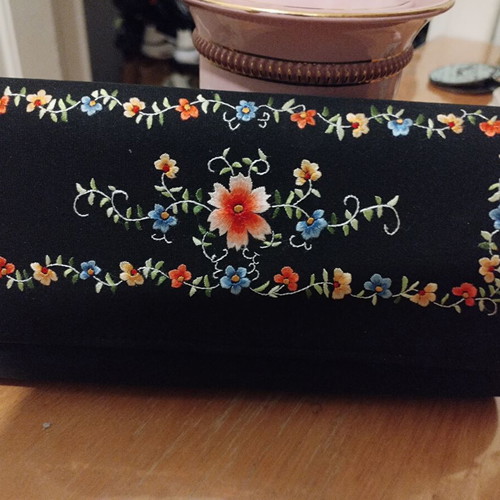 Wallet new embroidered by hand