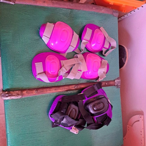 Knee pads used, pack