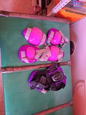 Knee pads used, pack