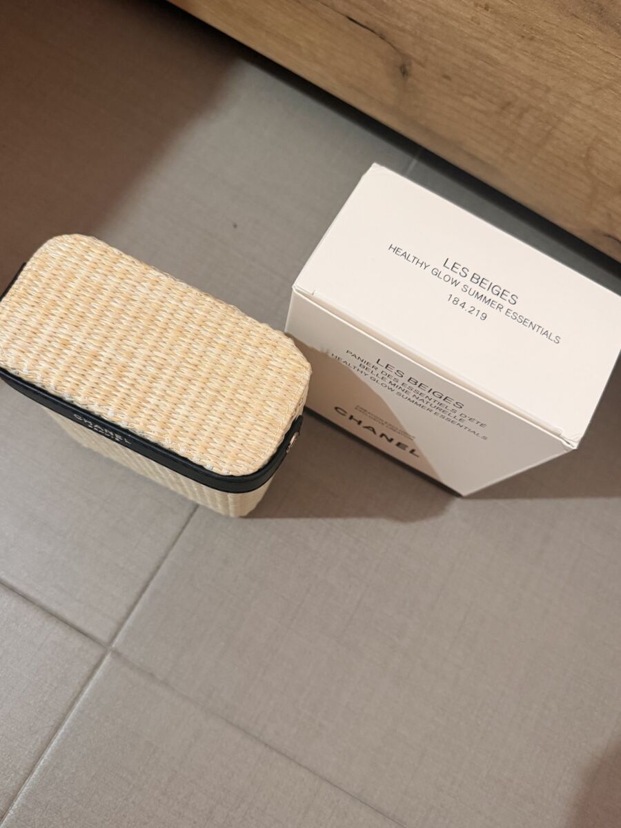 Chanel Beauté Les Beiges toiletry bag… - € 169,00 - Vendora.cy