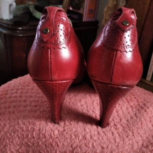 Diesel pumps authentic burgundy red size 40 like new