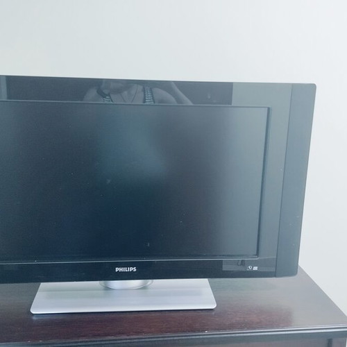 Philips 32-inch LCD TV with decoder, 1366x768 resolution