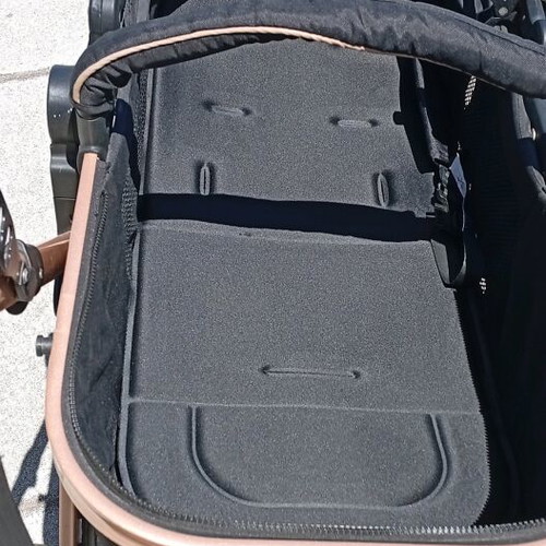 Multifunctional baby stroller like new with adjustable seat and footmuff