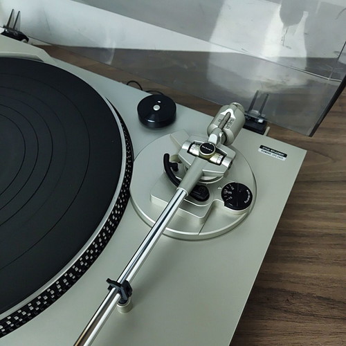 Technics SL-B20 vintage turntable used with stroboscope pitch control