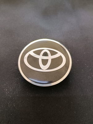 Toyota wheel center cap black like new, 1 piece