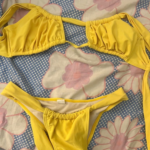 Swimwear set like new, yellow, small box style