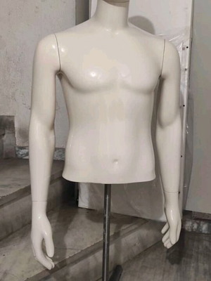 Ανδρική κούκλα torso μεταχειρισμένη, ύψος 1,35 μ., με σπασμένο δάκτυλο