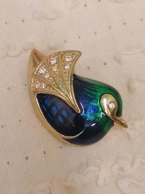 Vintage enamel bird brooch like new, multicolor gold finish