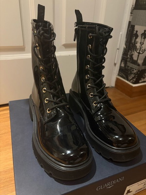 Boots type ankle boots black patent leather new, size 39