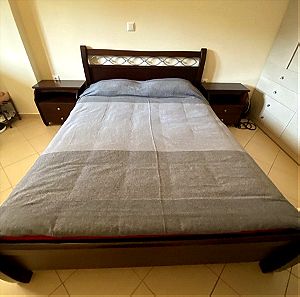 Διπλό κρεβάτι με στρώμα και σετ 2 κομοδίνα με συρτάρια.