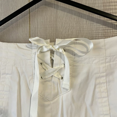 White skirt like new, medium size, detailed hem