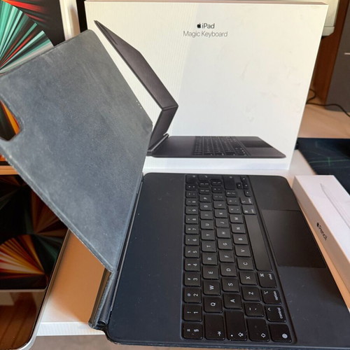 iPad Pro 12.9 M1 5th Generation 2021 like new with Magic Keyboard and Apple Pencil