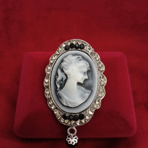 Cameo brooch Victorian style like new with rhinestones