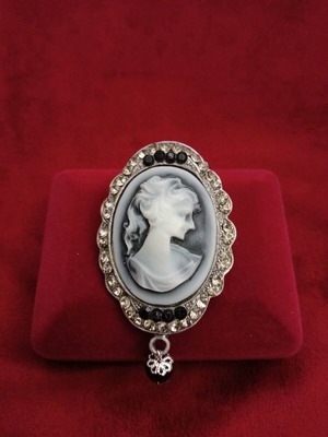 Cameo brooch Victorian style like new with rhinestones