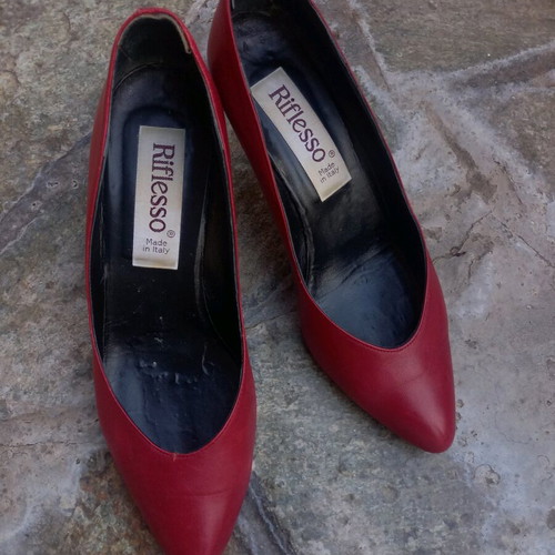 Red leather pump like new, size 37, with low heel