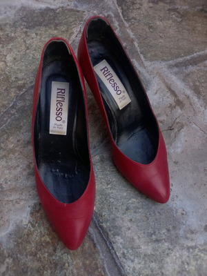 Red leather pump like new, size 37, with low heel