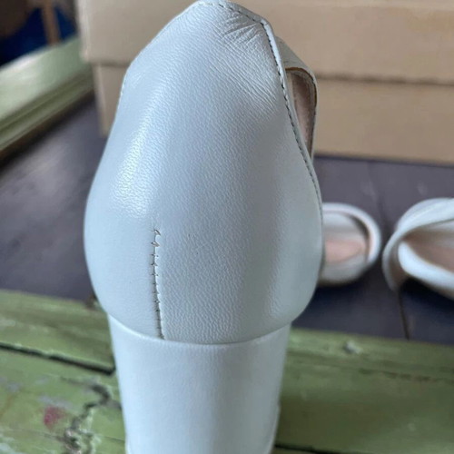 Mourtzi white leather sandals size 36 like new with heel