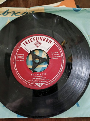 45rpm Charles Aznavour record used, Sur ma vie / Je t'aime