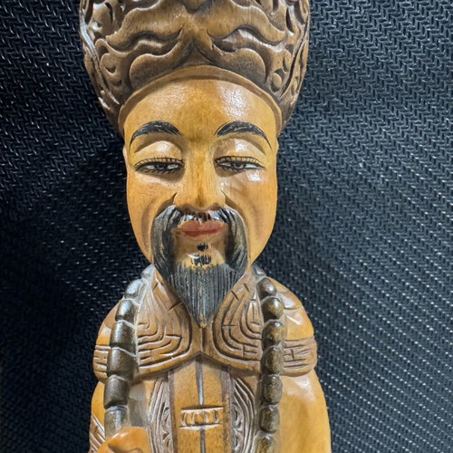 Wooden imperial Chinese figurines like new, pair of 2