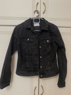 Bershka Denim τζιν μπουφάν σαν καινούργιο, μέγεθος Μ, μαύρο και γκρι