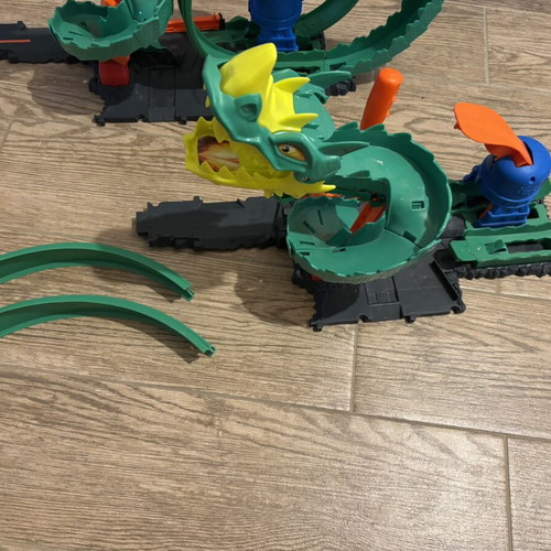 Hot Wheels City Dragon Drive Fireflight playset, 2 pieces