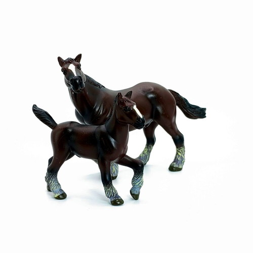 Clydesdale Horse Figures set like new, plastic, adult and foal