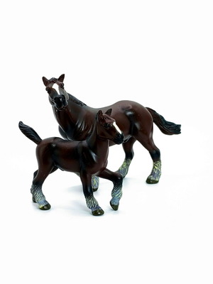 Clydesdale Horse Figures set like new, plastic, adult and foal