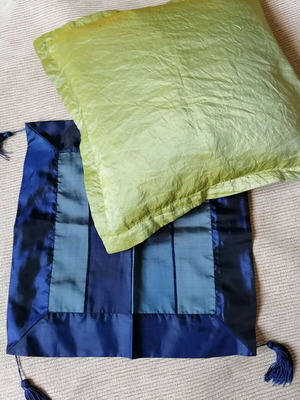 Set of 2 pillowcases 45x45 cm zipper and 40x40 cm checkered with tassels like new