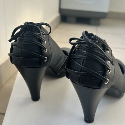 Leather black pumps size 40 like new