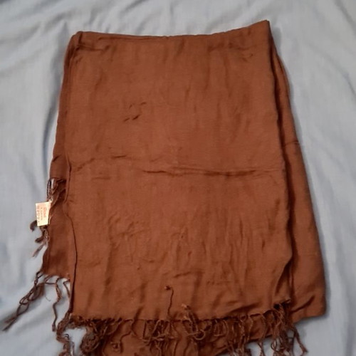 Thin scarf used, brown color