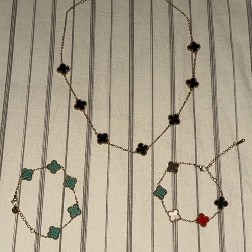 Jewelry set like new, 1 necklace and 2 bracelets with Palestine colors