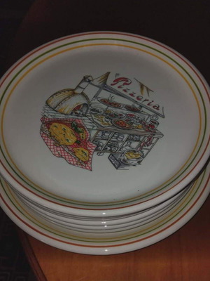 Ceramic pizza plate set like new, 6 plates and a platter
