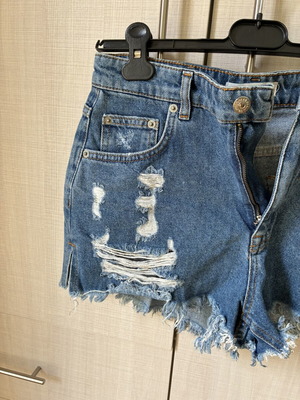 Σορτσάκι τζιν Pull & Bear σαν καινούργιο με ξέφτια και τσέπες, μέγεθος M
