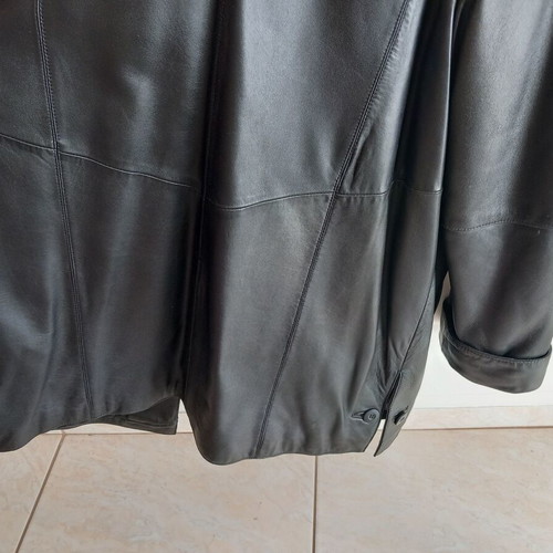 Women's leather jacket black like new, size large with fur collar